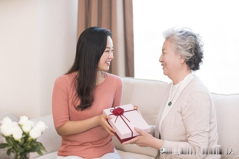 奉劝所有做父母的，当你的孩子请你吃大餐，带你出去玩，给你买新衣服，金链子。不管你