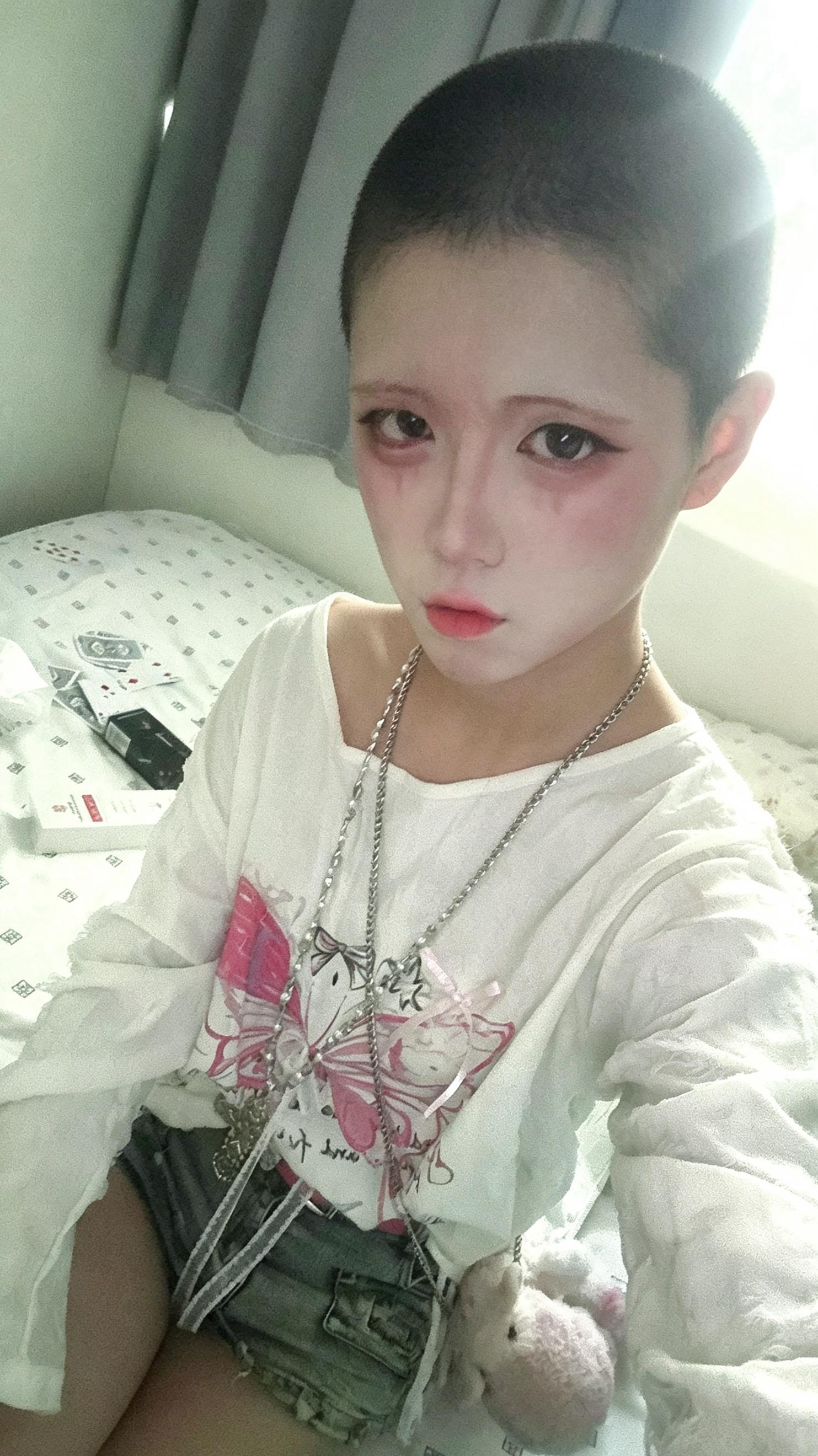 走一样路线的可绝对不行， 摇曳的首饰配上透肤的蕾丝， 衬托锁骨的纯白洋...