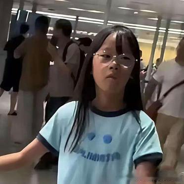 伊能静和秦昊的女儿小米粒，这是一点没遗传妈妈的好基因，妥妥的小秦昊