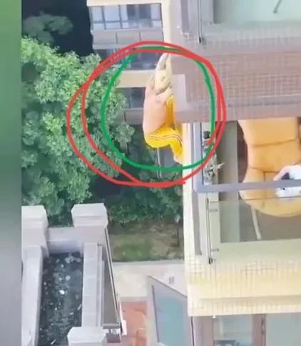 一个染着黄毛的小伙子，正扒在一个女孩家的窗户外头。黄毛小伙子光着上身，下边穿着一