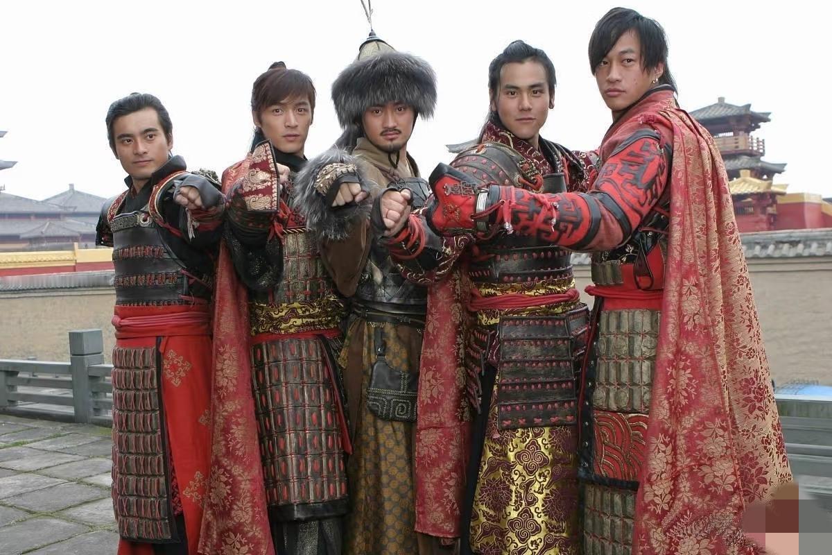 说实话，何润东年轻时没有成为顶流，也是情理之中。[呲牙笑]因为他的颜值在那个年