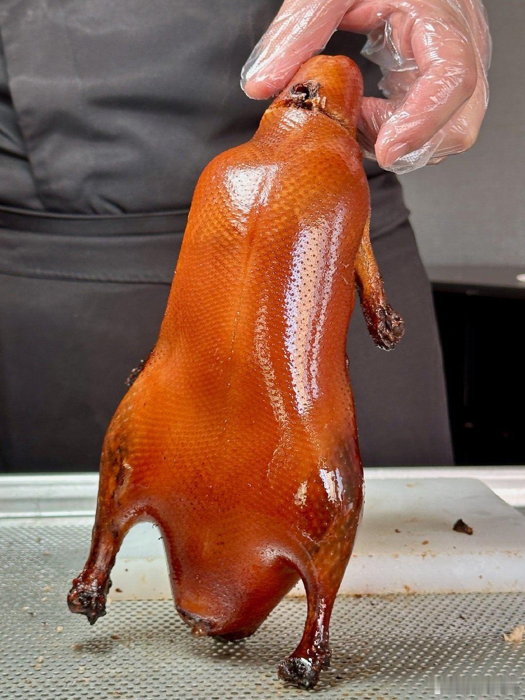 很多人不理解，为什么北京烤鸭出名靠鸭子，换成鸡的做法就不行了吗？其实这是因为前工