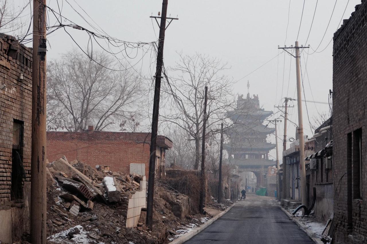 后来才明白一个地方留不住人，往往不是人无情是它先没了让人留下来的底气，可人真走了