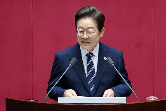 李在明民调再创新高达64%。经济，民生，效率支持率最高。不满意的评价中，对外