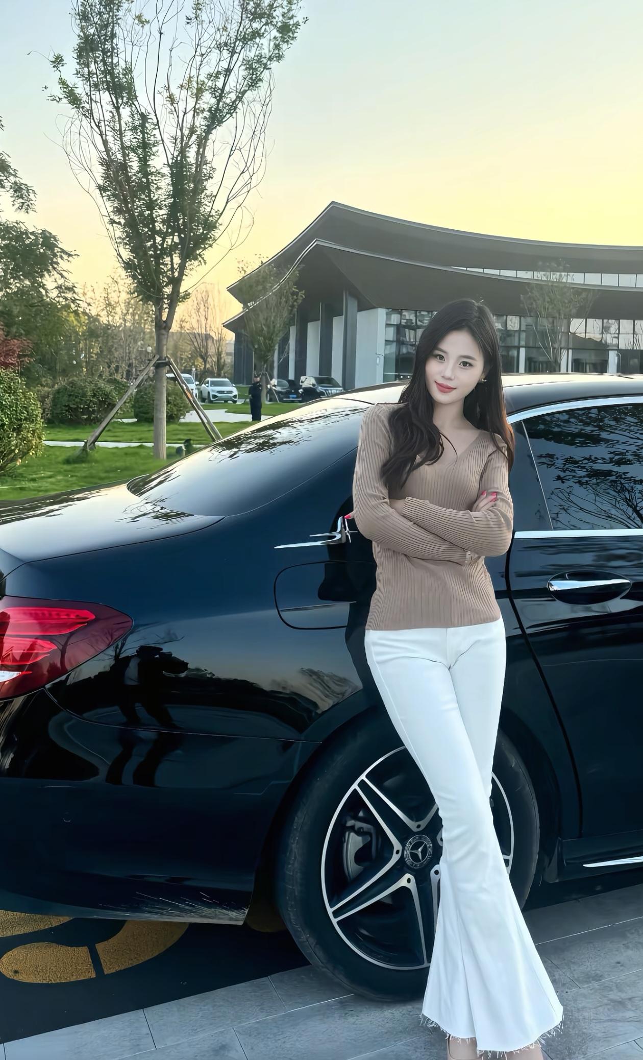 优雅车旁，白裤红唇，自信满满！💃🏻🚗