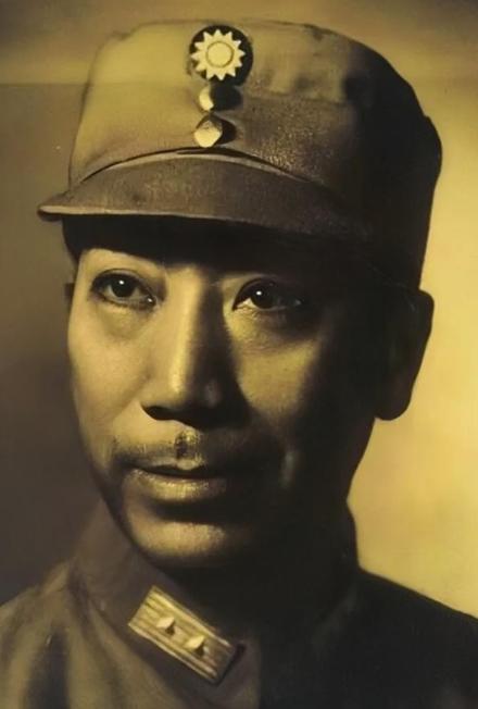 1945年，戴笠肃奸时，对汉奸潘三省很厌恶，就给他上了镣铐，这天，唐生明去探望他