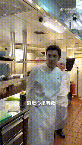 胡歌给田朴珺做红烧肉论靠谱只服胡歌！记着随口的红烧肉约定，精心烹制的功夫菜，诚