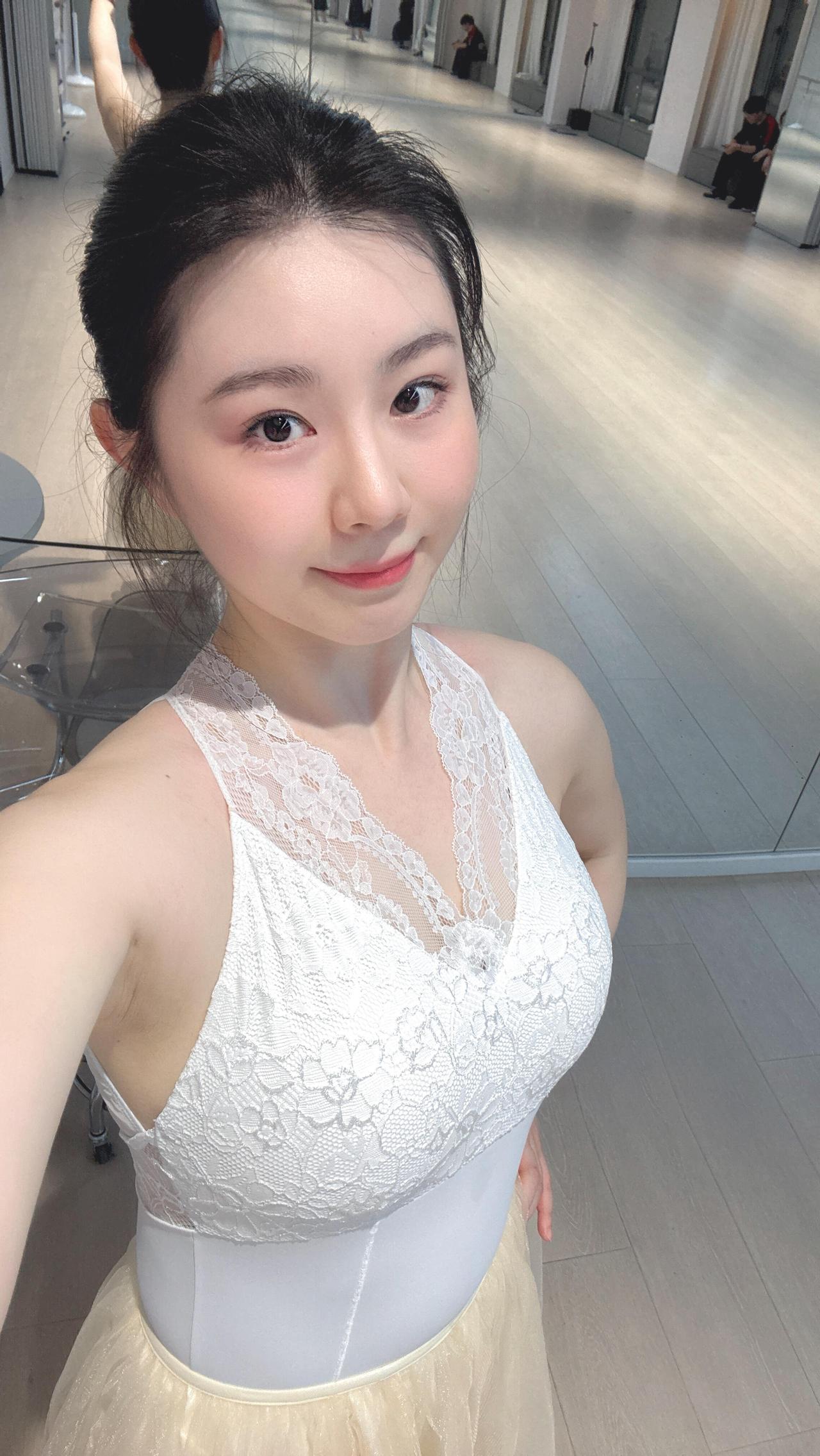 芭蕾舞者的日常，简直是优雅的代名词！这位小姐姐的蕾丝舞衣，轻盈又梦幻，仿佛随时