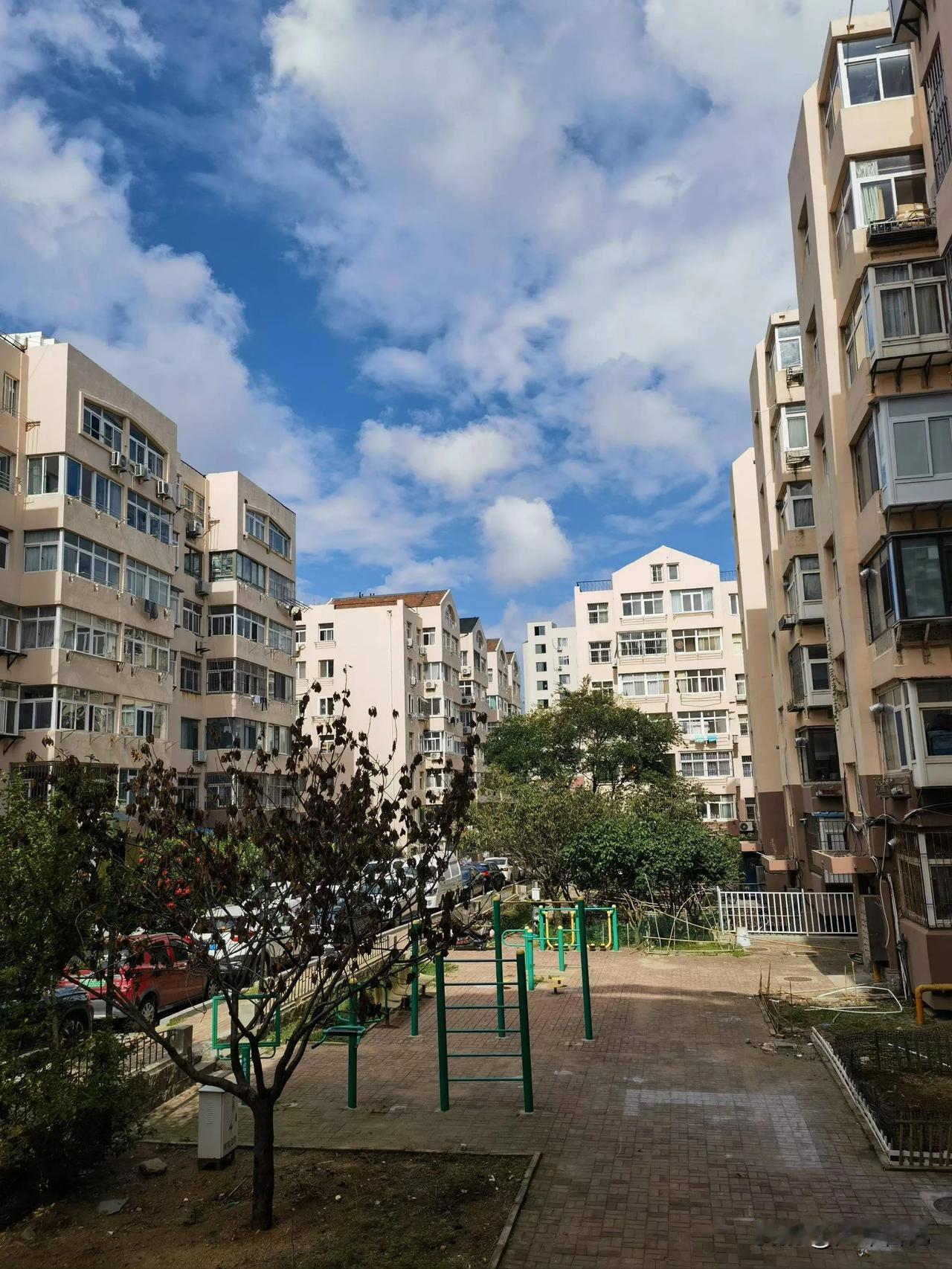 表妹这波买房操作，真的悔到拍大腿！一个月前看中套80万的房子，房东还送5万全屋