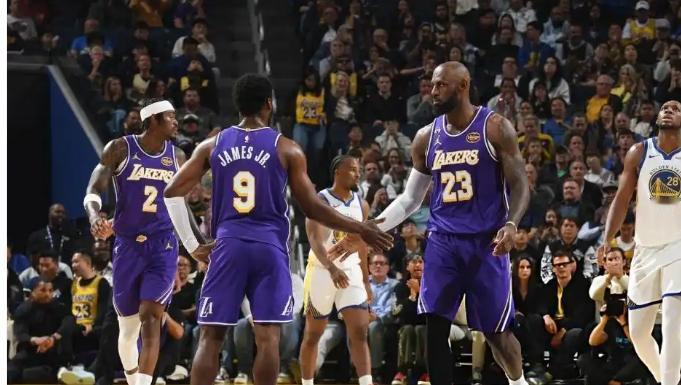 其实湖人这几场最大的发现还是布朗尼，布朗尼身体素质强，力量强，防守脚步快。还拥有