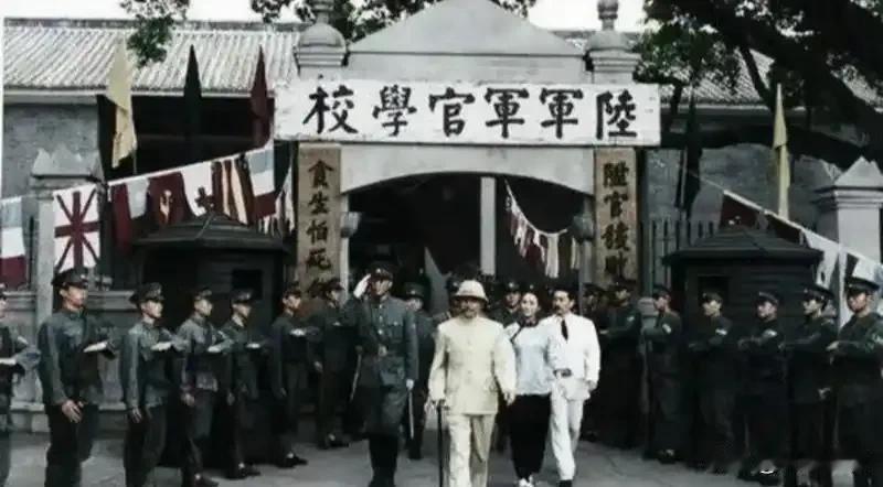 黄埔军校36官佐孙中山，创始人。蒋中正，校长。廖仲恺，党代表。李济深，