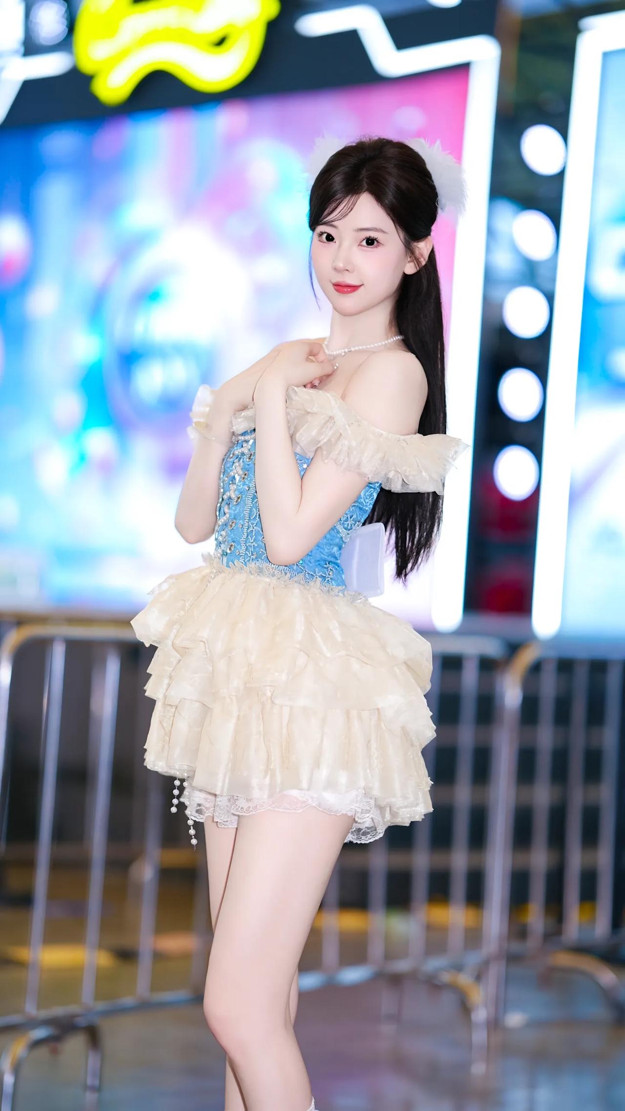 甜美车模春晓，那笔直大长腿谁看了不心动！她本名常春晓，身高176cm，高中就被舞
