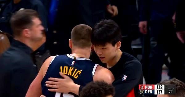 看到约基奇赛后径直走向杨瀚森那一刻，我真有点破防。一个拼到力竭的MVP，心里竟