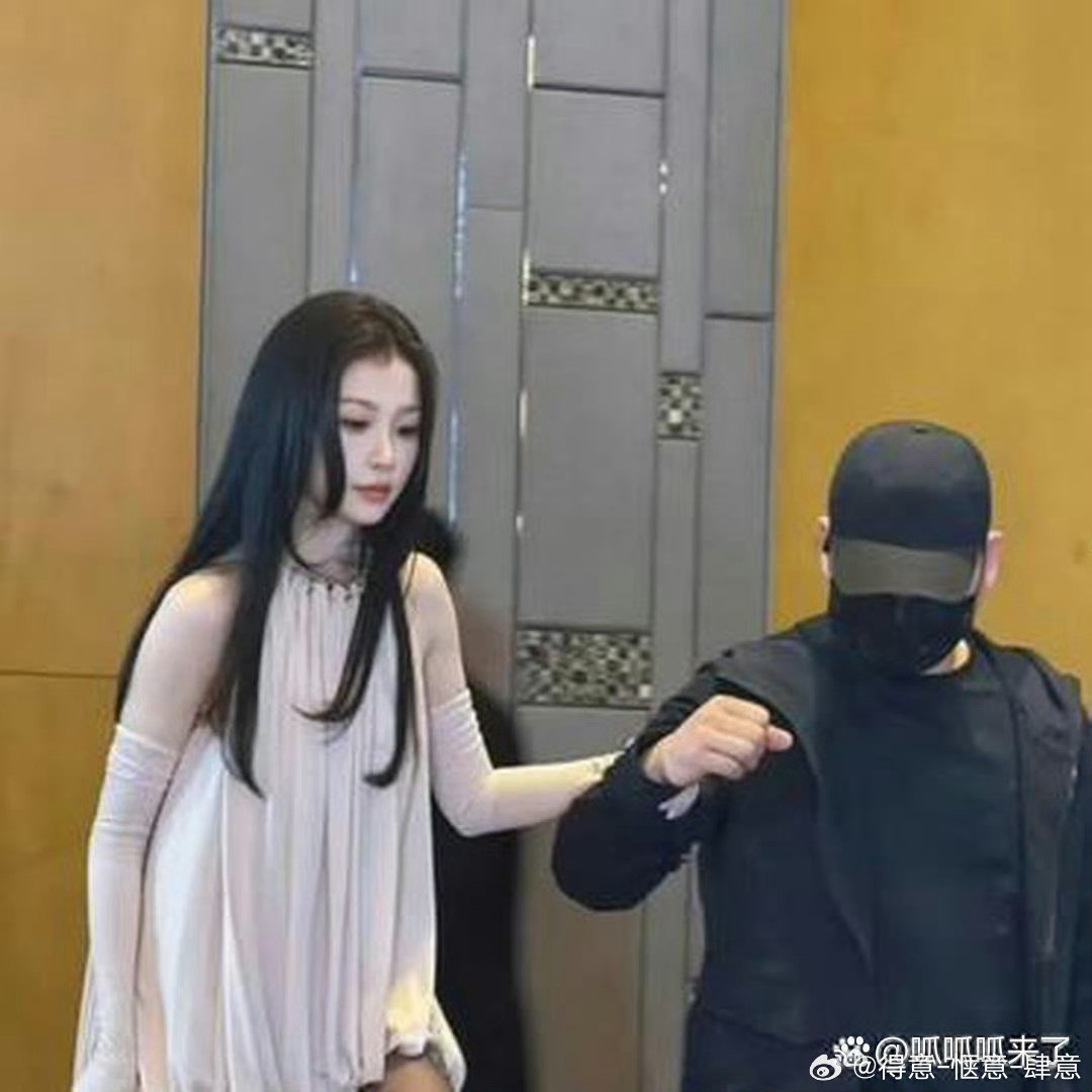 虞书欣原相机活动生图，好白好瘦啊!