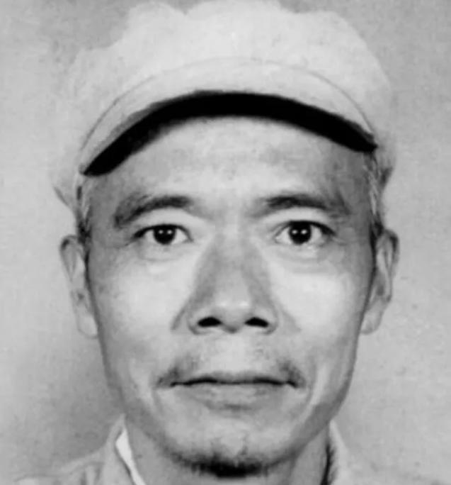 1937年，地下党员涂作潮与邻居打牌，闲聊中，邻居突然不说话，还凑到他耳边，轻声