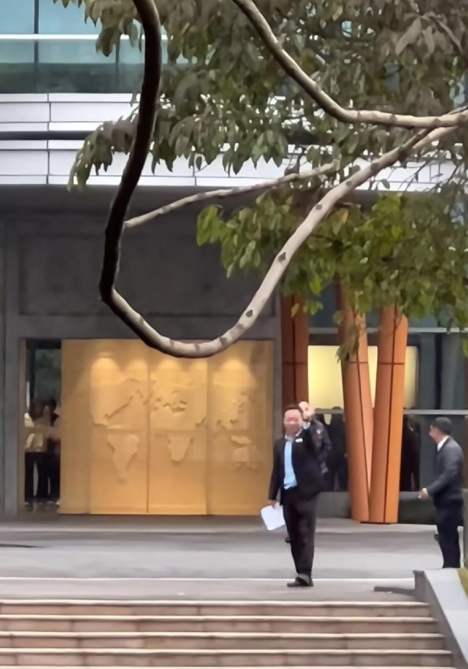 一大早被封训基地的工作人员可爱到，莎莎没来你们白来了。他们知