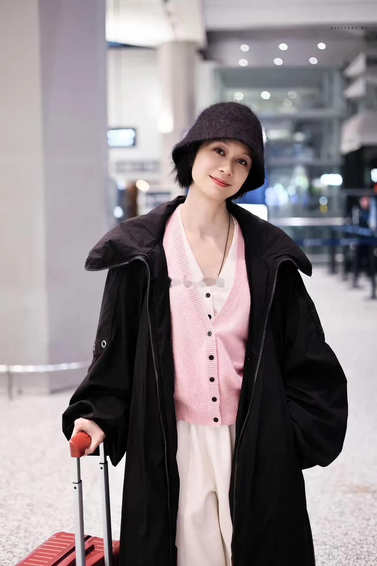 倪虹洁机场这套太绝了！黑长外套搭粉针织衫，配白裤子，时髦得毫不费力，减龄又高级，