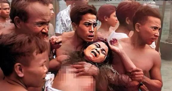 1949年巴厘岛宗教仪式现场，一名妇女作为祭品被献祭，揭开神秘宗教仪式的一角！