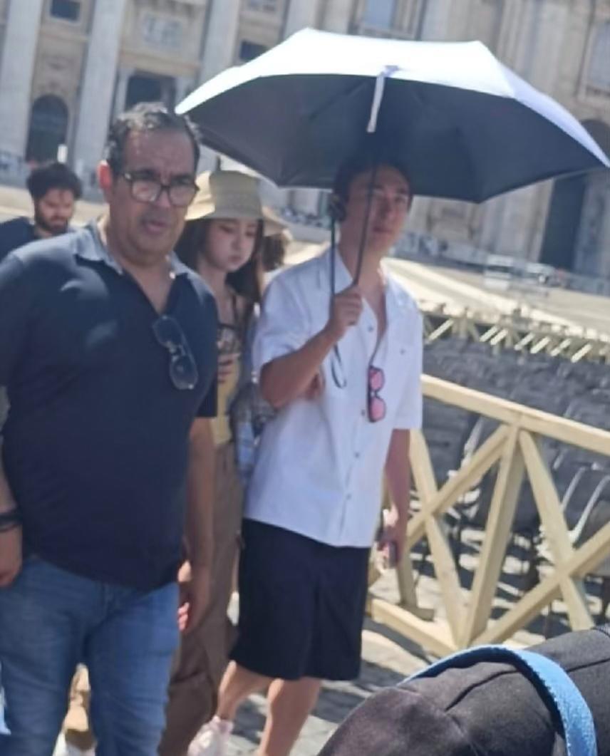王思聪和女友懒懒在罗马旅游被偶遇，他看起来瘦了好多，就是脸太奇怪了，颜值真的好低