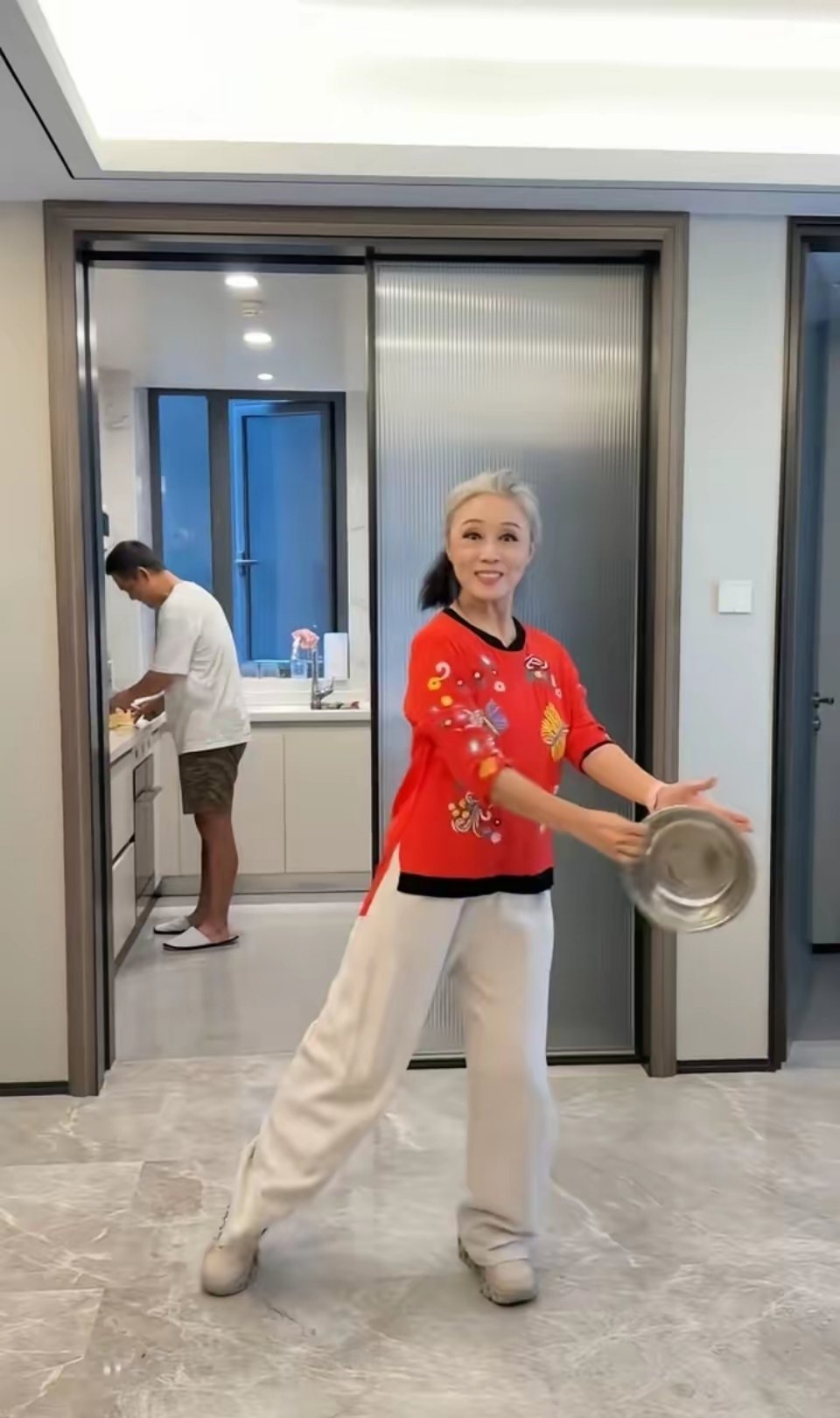 吴琼嫁给了小自己很多的老公，事实证明，她选择是对的，看她现在有多幸福，老公在做饭