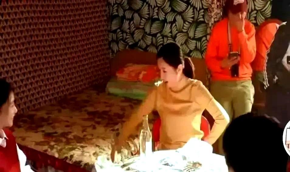 秦海璐当场愣住了。张嘉益拿着一把沉甸甸的铁锁，单膝跪地向她求婚，她脑子嗡的一