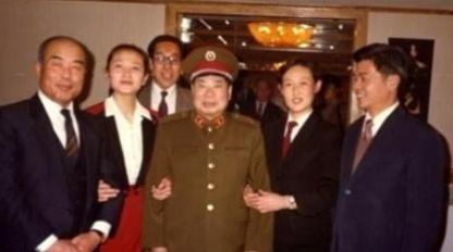 1990年，79岁的杨得志新婚，迎娶了石莉，结婚当晚，杨老将军握着石莉的手，动情