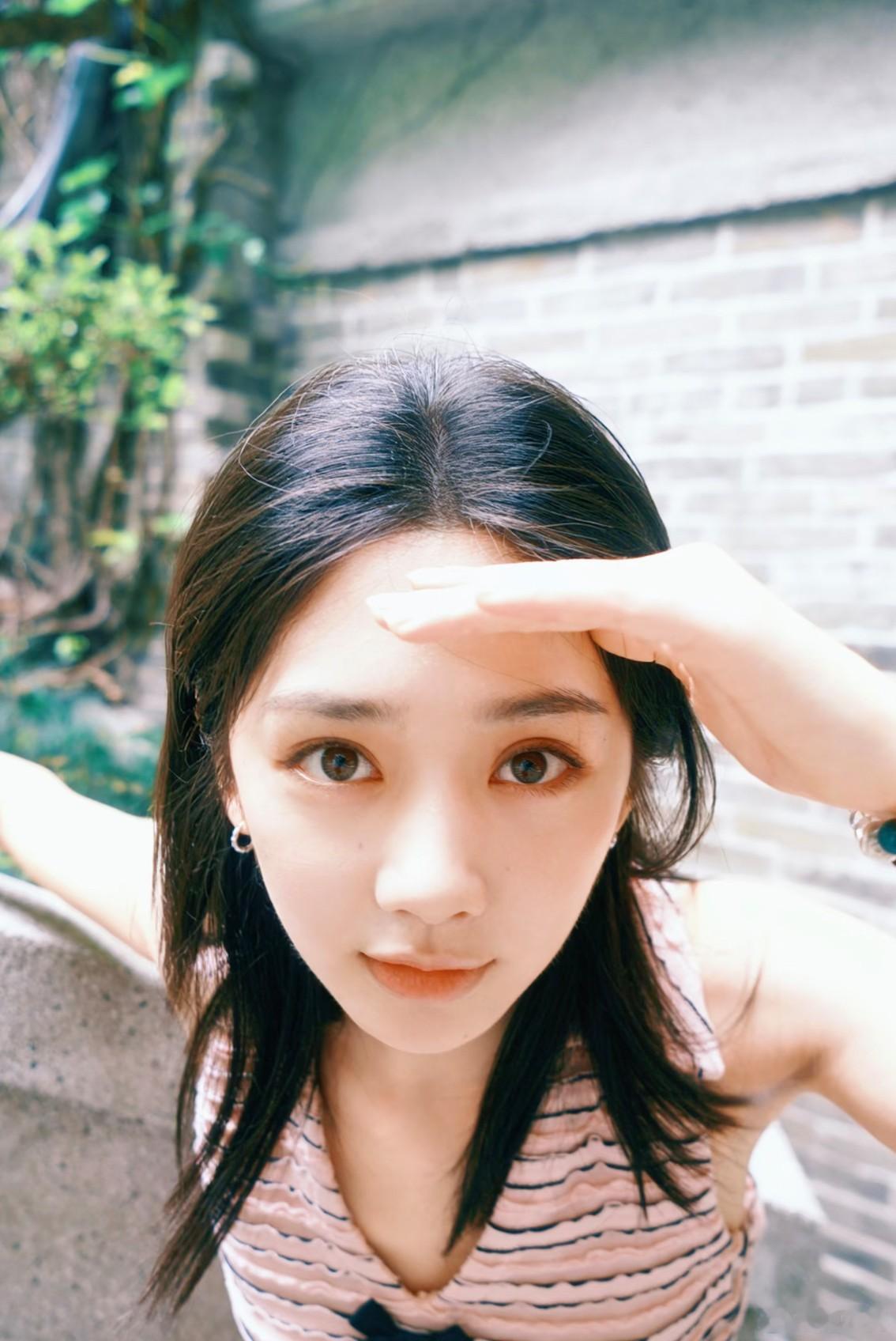 王影璐本名王璐璐别人是艺名接地气，她是本名超软萌！“王璐璐”这叠字听着就乖，这