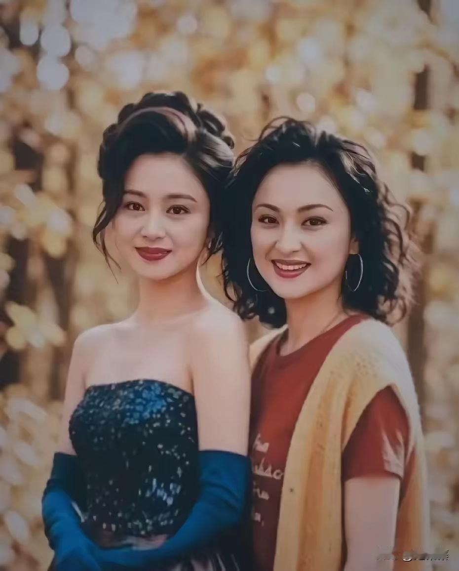 这是一张陈红和王璐瑶年轻时的同框照，你觉得谁更美？你更喜欢谁？或者说谁的演技更出