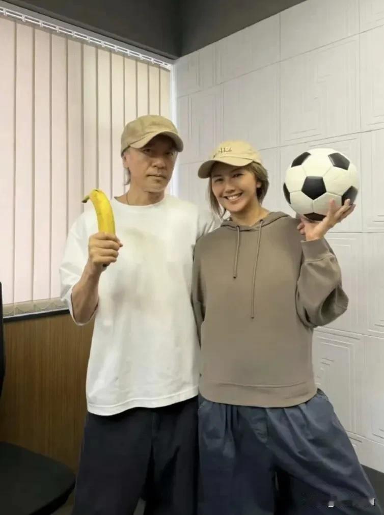 《功夫女足》新加坡首映，孙燕姿为偶像站台。没想到迪丽热巴与张艺兴在东南亚人气这