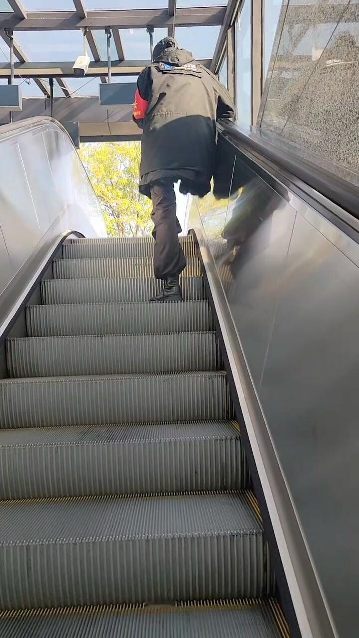 我都准备上去扶他了