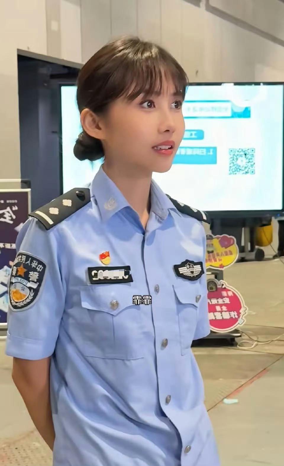 上海女警撞脸邱淑贞走红！港风颜值配上一身警服，又甜又飒！这不就是警服版邱淑贞嘛！