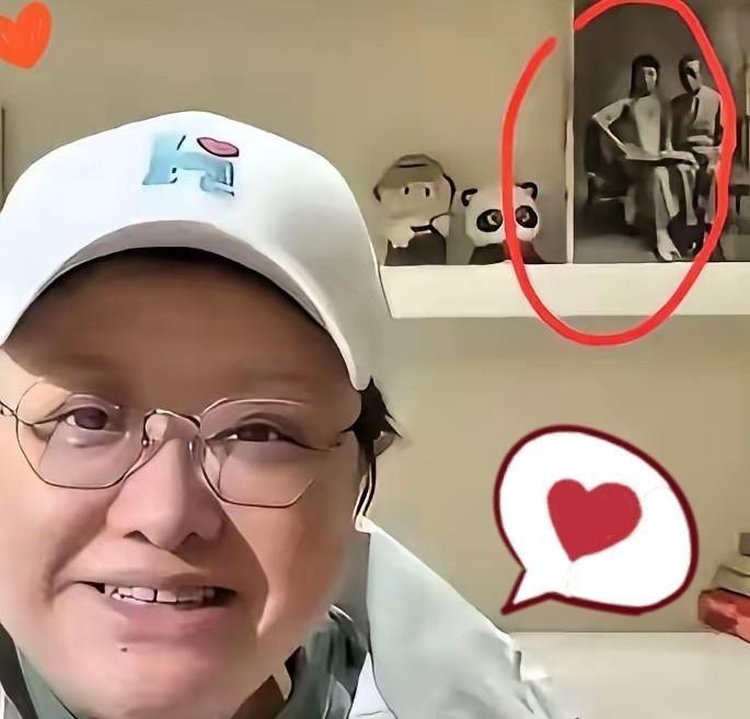 韩红家里摆溥仪照片，这事一出，网上炸了锅。有人说“公益人设崩塌”，有人觉得莫名其