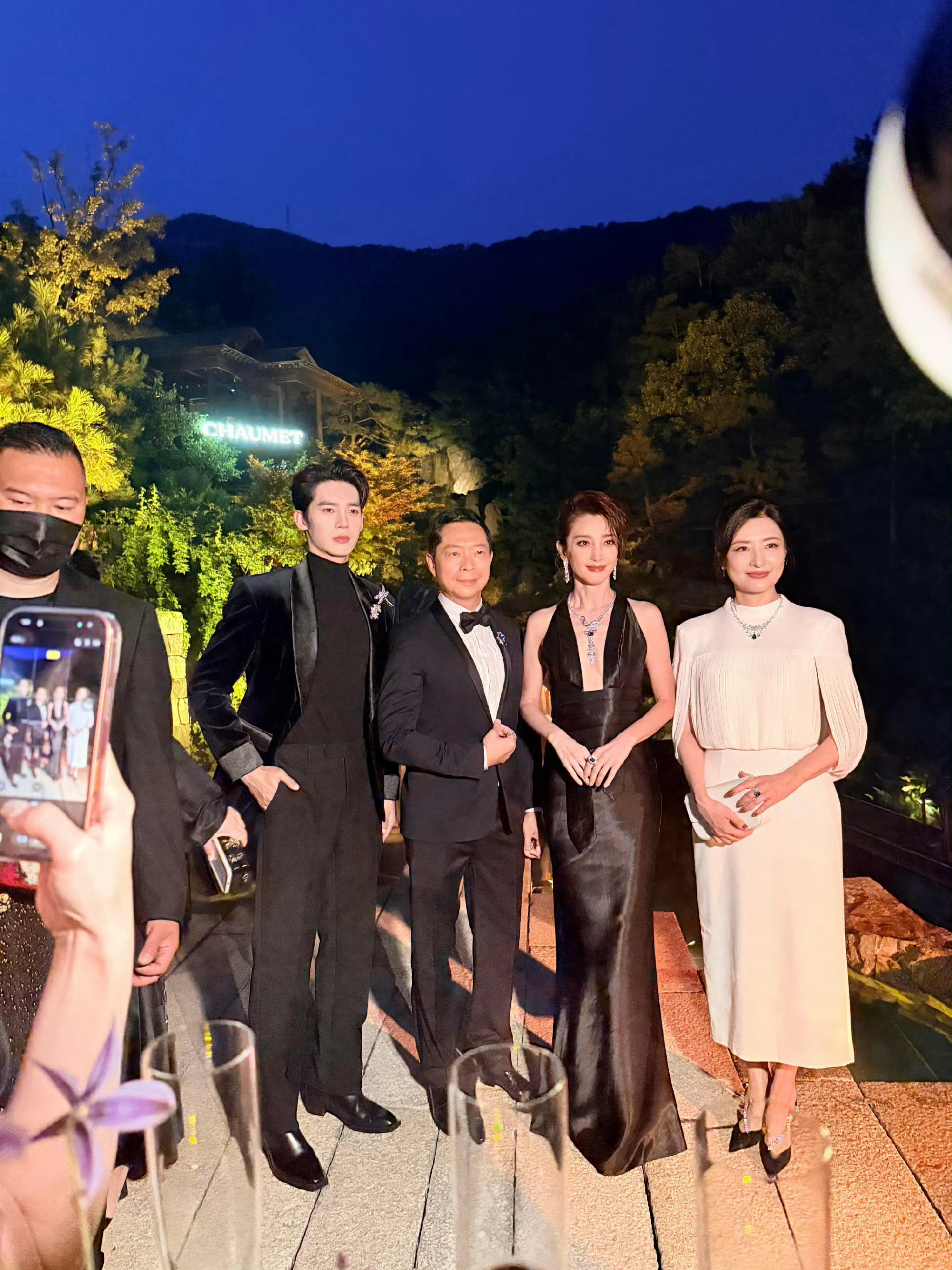 李冰冰于适约好了穿黑色豪门姐弟氛围感直接拉满！李冰冰缎面黑裙搭配领带设计，冷艳