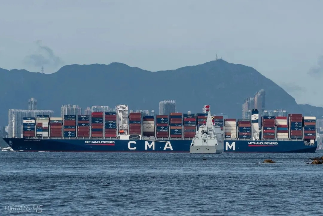 在香港海域，055型延安号和法国达飞集团16万吨民船同框。从后方观察，055型