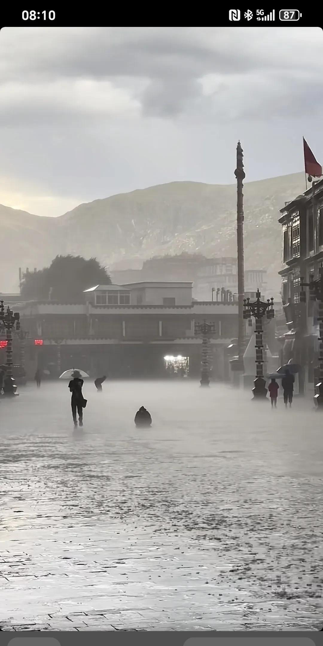 暴雨中的虔诚者。我从不认为信仰有什么力量，只看我泪流满面的看完冈仁波齐才明白