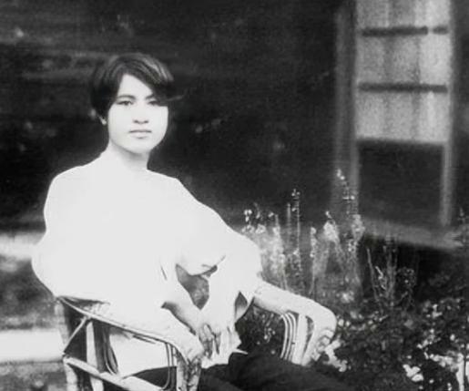 1949年，钟浩东被捕，3天3夜的审问，使他精神有些恍惚。第4天，他突然出现了幻