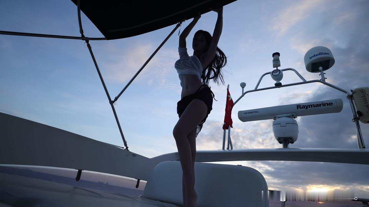 自由在海盐味的风里🛥️美女自由蓝调时刻甜美与时尚的融