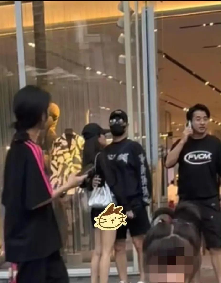 汪峰森林北搂腰逛街，恋情坐实。才子佳人，年龄差不是问题。唯愿幸福，盼此次携手成归