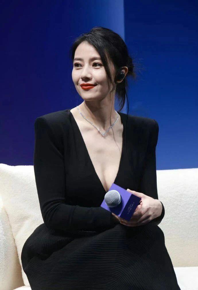 高圆圆穿深V了！又辣又美，出门老公放心吗？