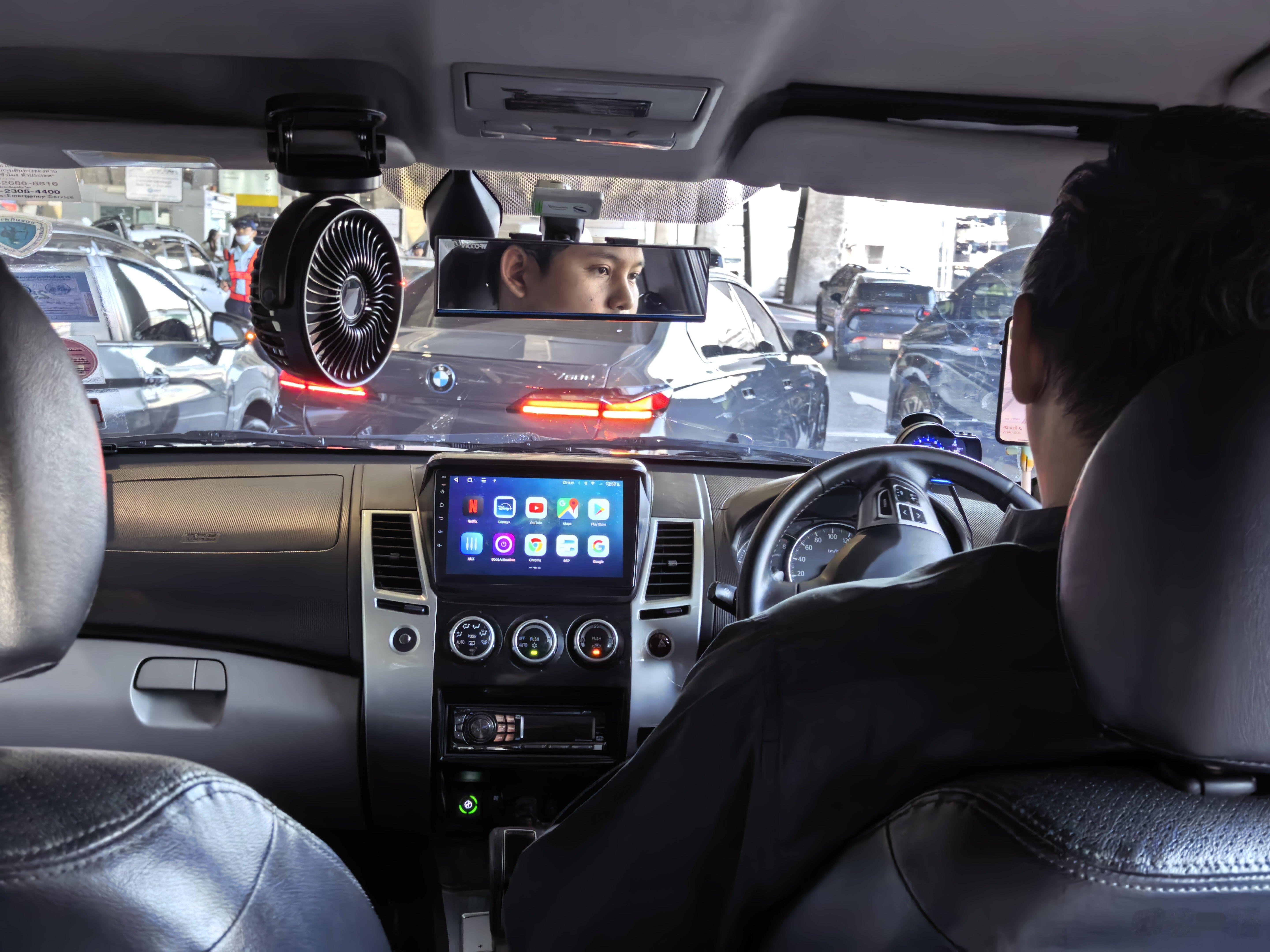 朋友怕我们不会搭公共交通，帮忙约了个专车接机应该不会被载去园区打电话了吧…