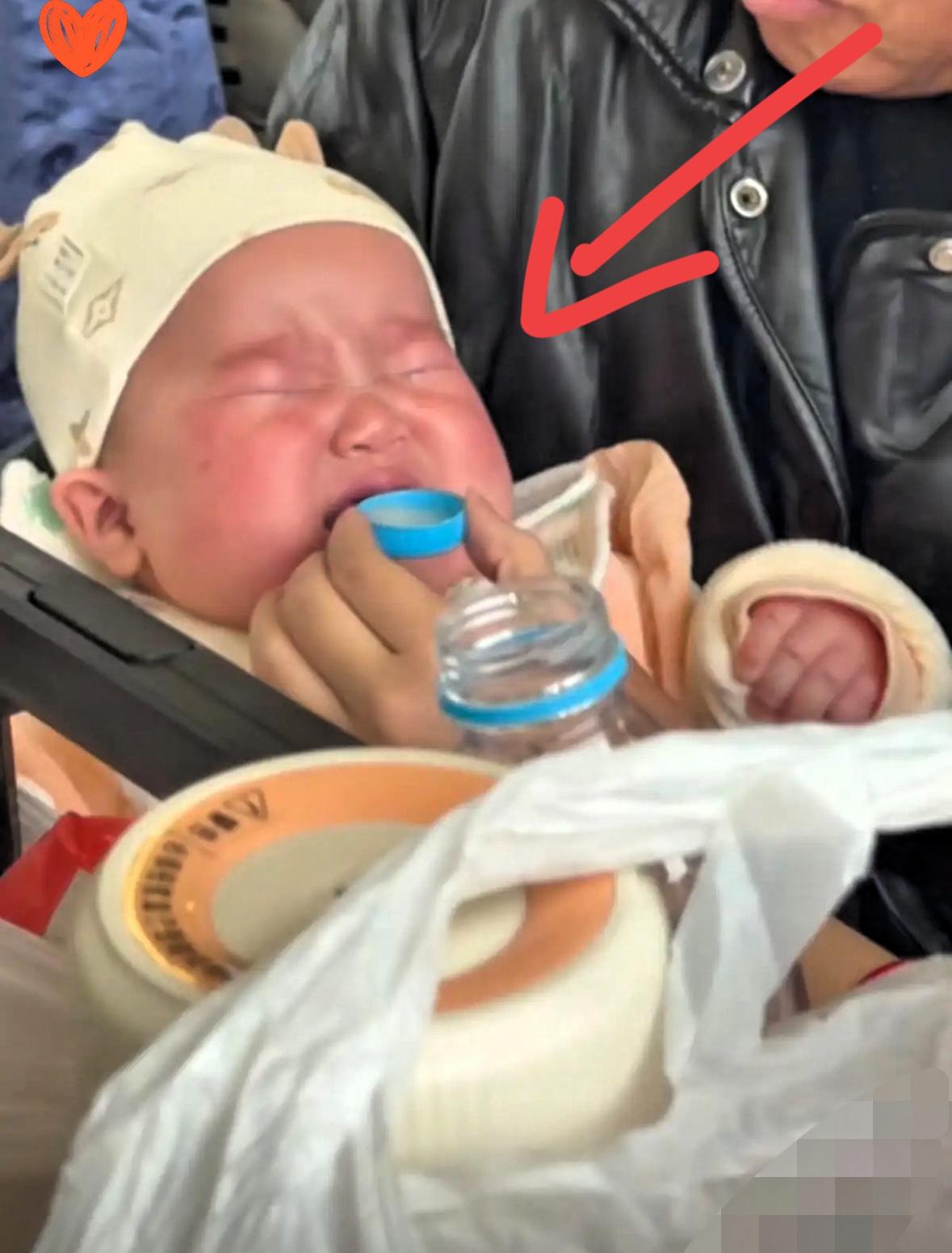 k234火车上，一名宝妈忘带奶瓶了，怀里的婴儿喝不到奶饿得哇哇直哭。宝妈急得都崩