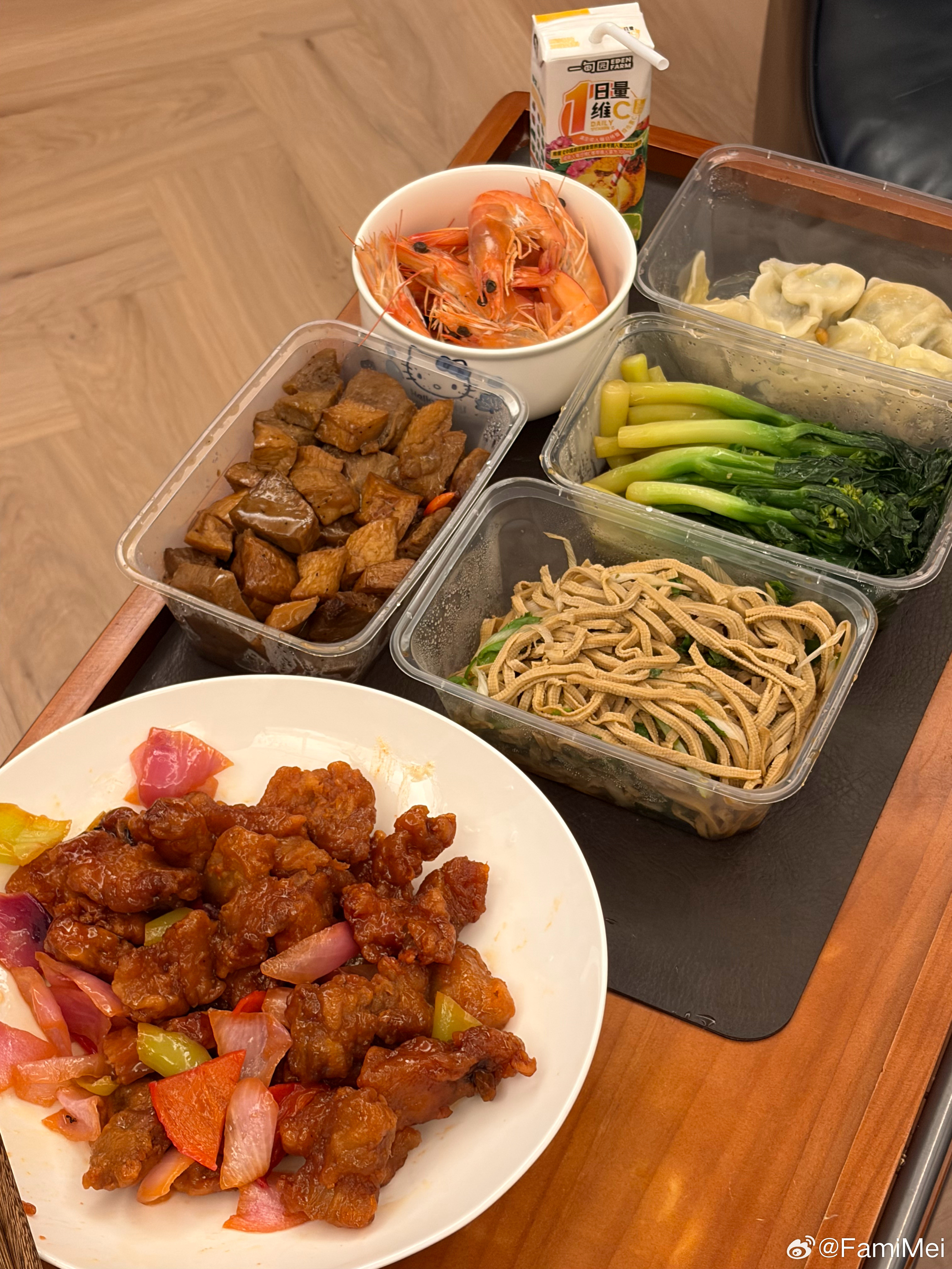 晚上吃打包的喜宴这两天忙的没咋好好吃饭明天早上称个体重！