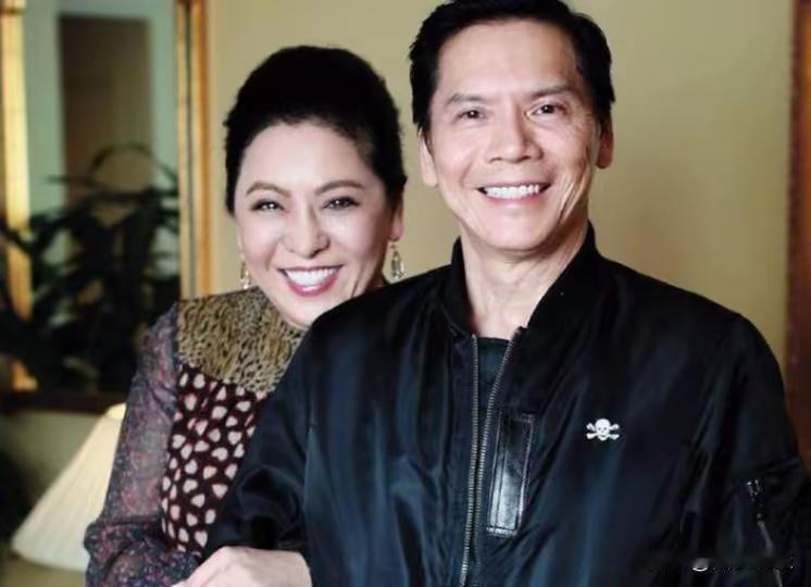 被传闻破产，向华强向老板带着媳妇向太，亲自出面发表澄清声明了！10月10日，