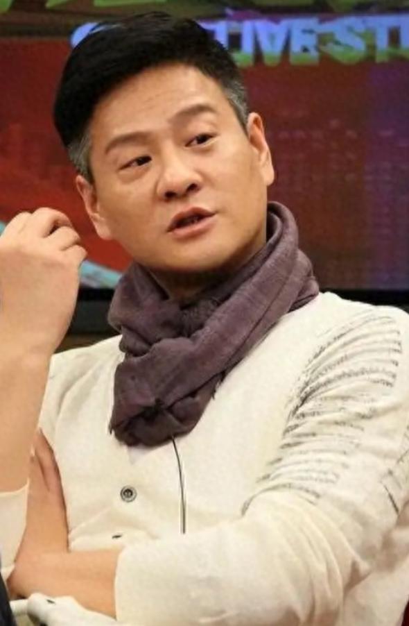 顶级负心汉，成名后与恩人离婚迎娶小三，如今前妻红了他却不行了 这个人就是连奕