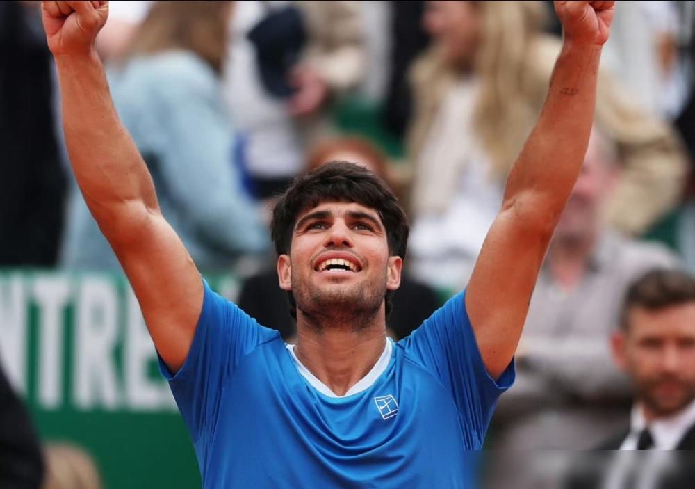 死磕十六场，两人的总得分竟然是一模一样的1651分。朋友你睁大眼睛看看，网球拍抡