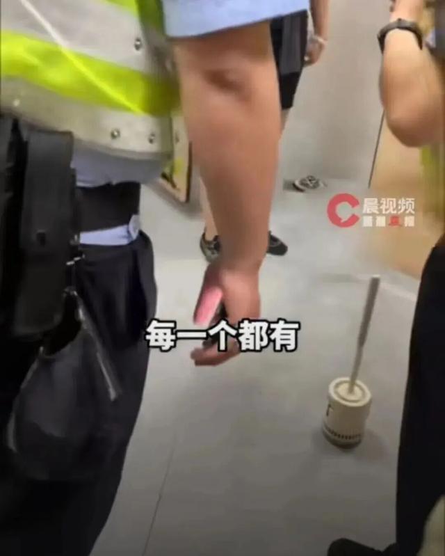 “太离谱了！”四川，一男一女将摄像头藏进马桶刷底座，正对蹲坑，试图偷拍女厕隐私。