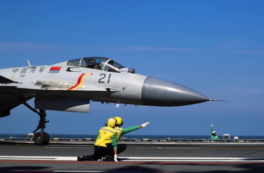 新年第二天，解放军挨个点名，有账不怕算！中国海警海报里那幕拦截美制“海马斯”