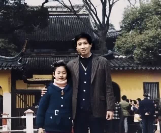 一直都知道她演技好，没想到她小时候就这么好看了。和爸爸一起的合影看起来好温馨，一