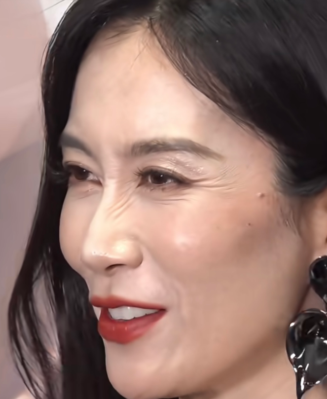 温峥嵘脸上的皱纹挺深的一点也看不出来温峥嵘眼周的皱纹很明显，她笑起来的时候，皱