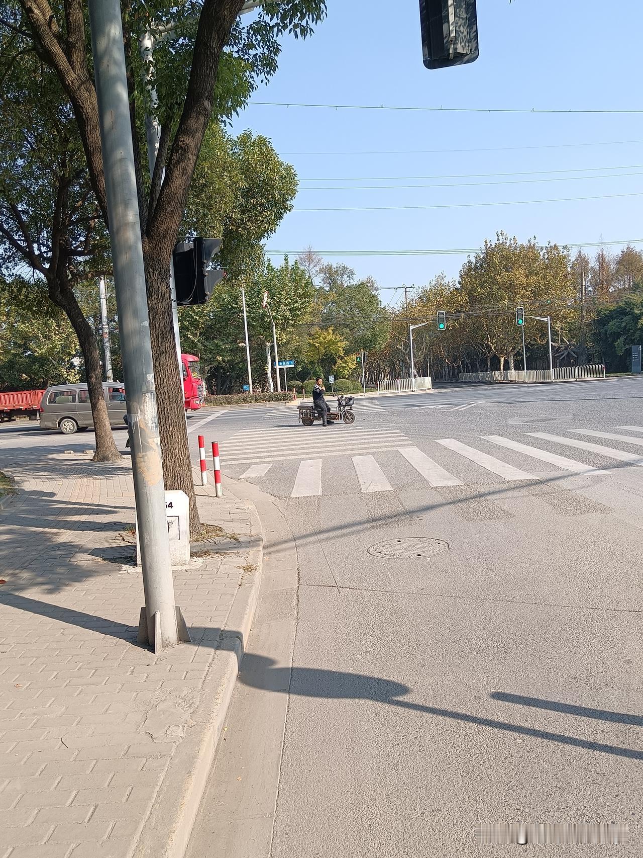 昨天骑行去新场古镇，回程的时候从闵行区澄江路龙吴路那个轮渡口回浦西，但是让我万万